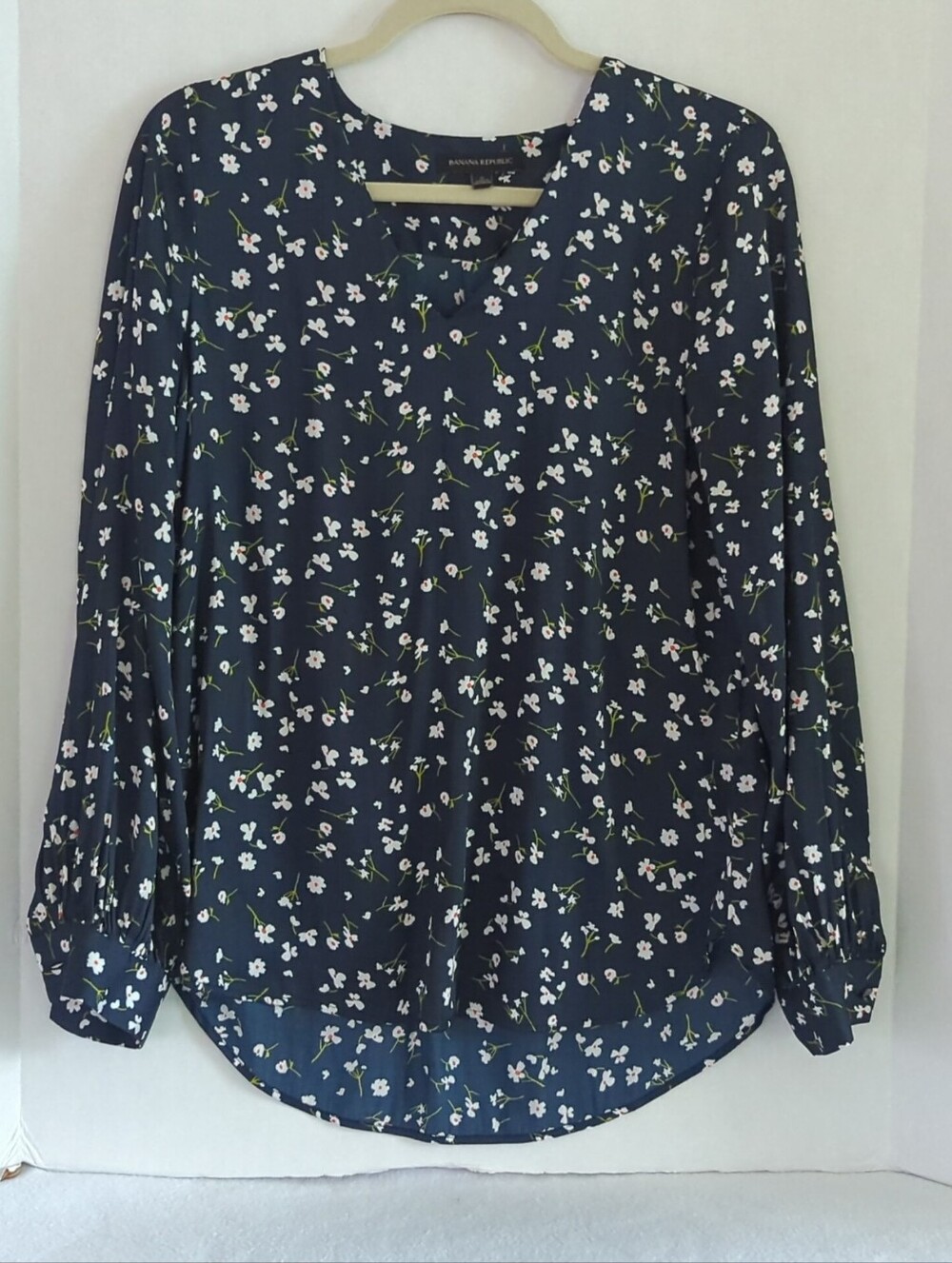 Banana Republic Dark Blue w White Floral Lightweight V-neck Blouse Size S